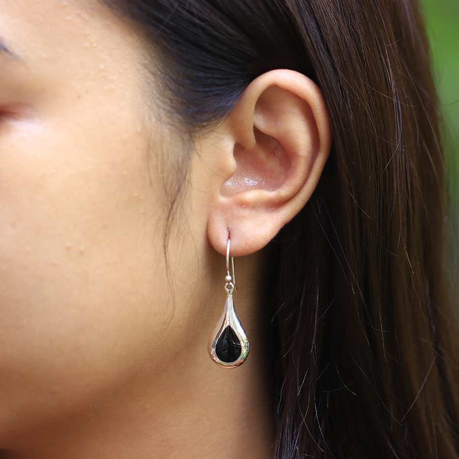 Boucles D'oreilles Clips Argentées – Forme Coquille Strass Noir Et Blanc